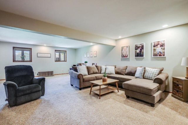 5033 Brookfield CIRCLE, Manitowoc, WI 54220