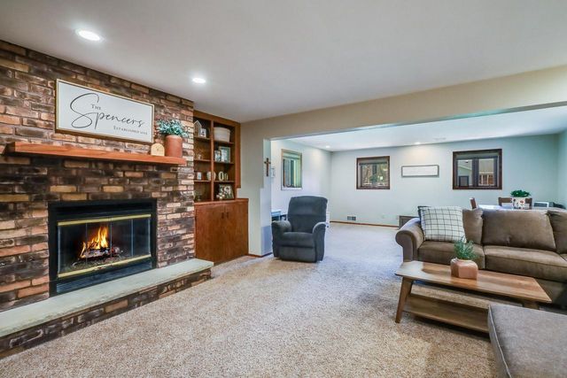 5033 Brookfield CIRCLE, Manitowoc, WI 54220