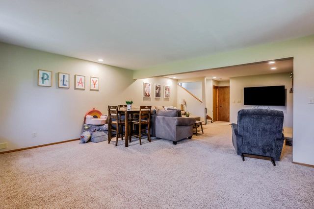 5033 Brookfield CIRCLE, Manitowoc, WI 54220