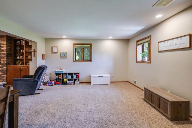 5033 Brookfield CIRCLE, Manitowoc, WI 54220