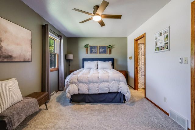 5033 Brookfield CIRCLE, Manitowoc, WI 54220