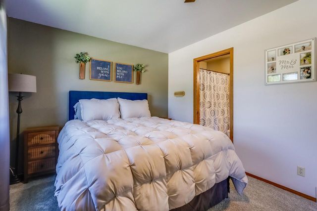5033 Brookfield CIRCLE, Manitowoc, WI 54220