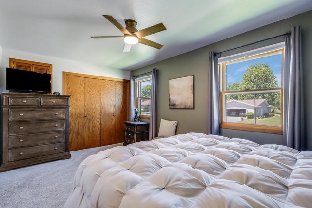 5033 Brookfield CIRCLE, Manitowoc, WI 54220