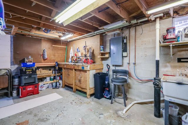 5033 Brookfield CIRCLE, Manitowoc, WI 54220