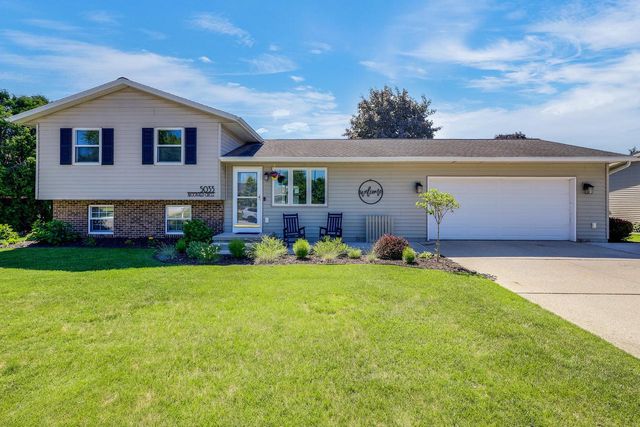 5033 Brookfield CIRCLE, Manitowoc, WI 54220