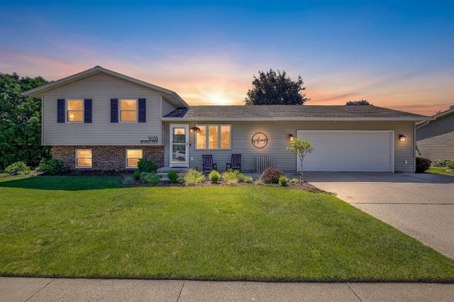 5033 Brookfield CIRCLE, Manitowoc, WI 54220