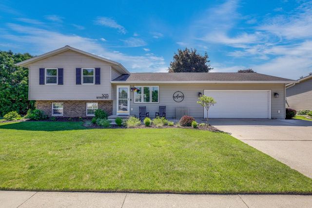 5033 Brookfield CIRCLE, Manitowoc, WI 54220