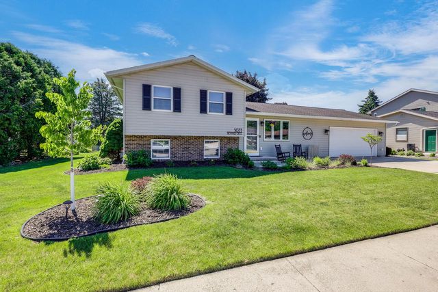 5033 Brookfield CIRCLE, Manitowoc, WI 54220