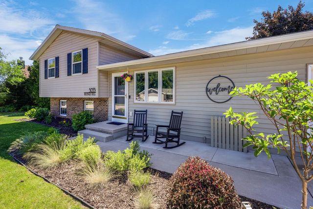 5033 Brookfield CIRCLE, Manitowoc, WI 54220