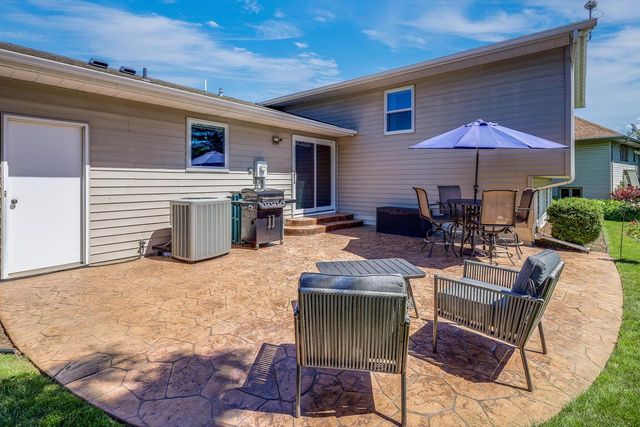 5033 Brookfield CIRCLE, Manitowoc, WI 54220
