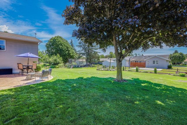 5033 Brookfield CIRCLE, Manitowoc, WI 54220