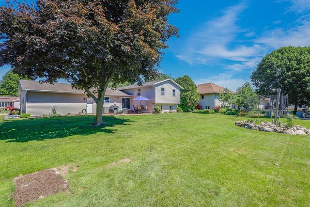 5033 Brookfield CIRCLE, Manitowoc, WI 54220