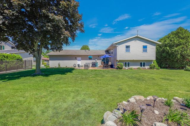 5033 Brookfield CIRCLE, Manitowoc, WI 54220