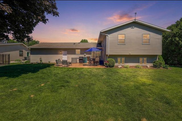 5033 Brookfield CIRCLE, Manitowoc, WI 54220