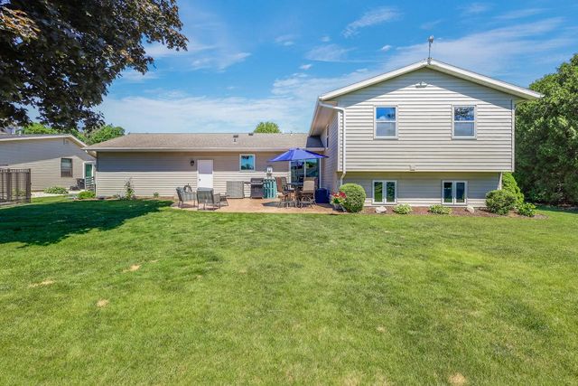 5033 Brookfield CIRCLE, Manitowoc, WI 54220