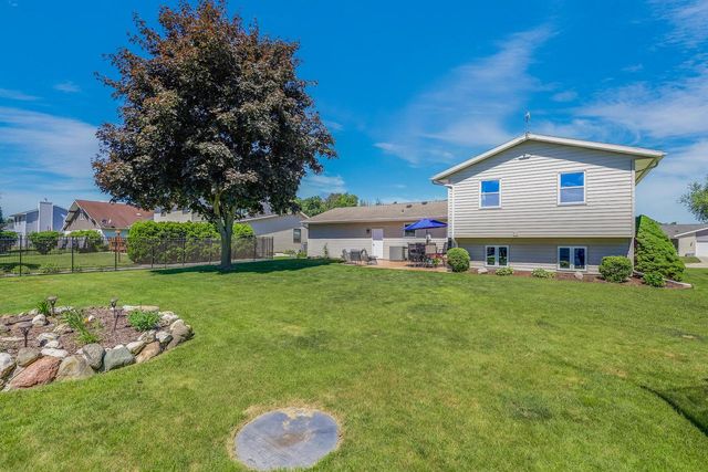 5033 Brookfield CIRCLE, Manitowoc, WI 54220