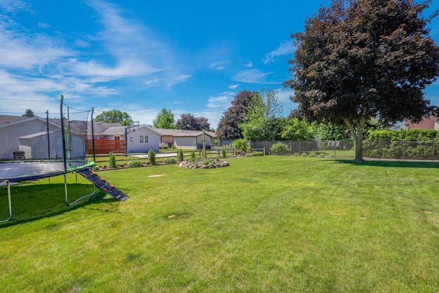 5033 Brookfield CIRCLE, Manitowoc, WI 54220