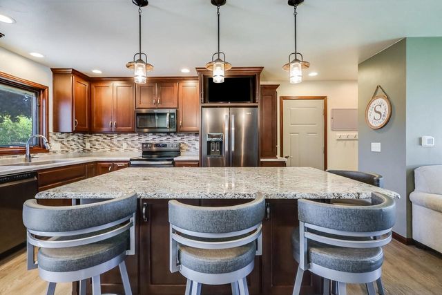 5033 Brookfield CIRCLE, Manitowoc, WI 54220
