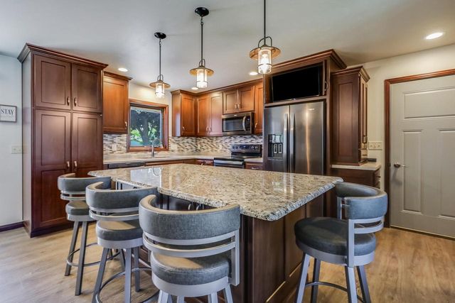5033 Brookfield CIRCLE, Manitowoc, WI 54220