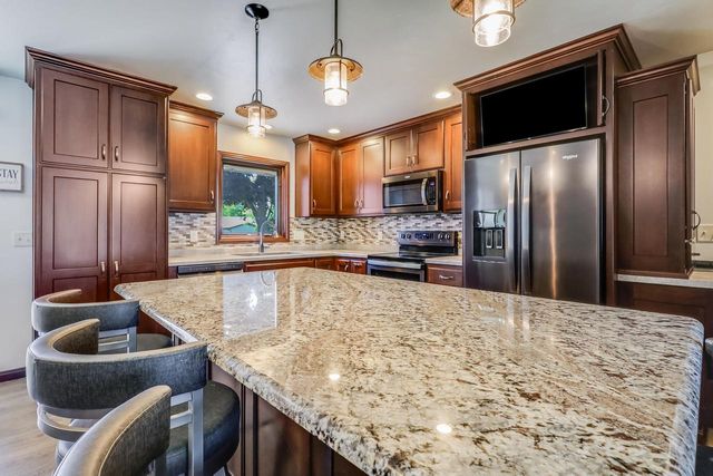 5033 Brookfield CIRCLE, Manitowoc, WI 54220