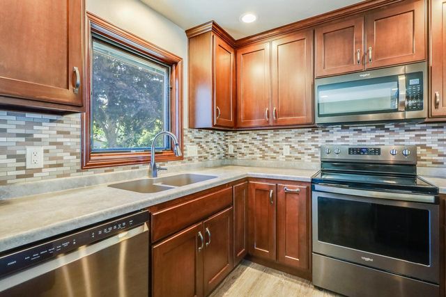 5033 Brookfield CIRCLE, Manitowoc, WI 54220