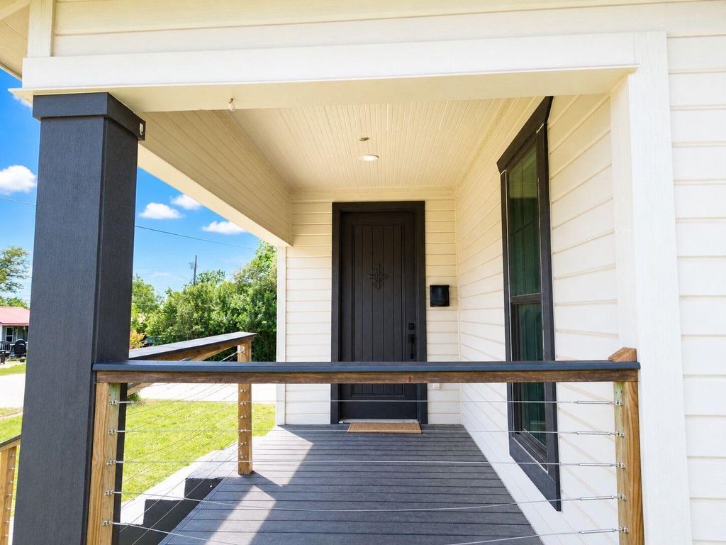 100 W Caskey ST, Florence, TX 76527