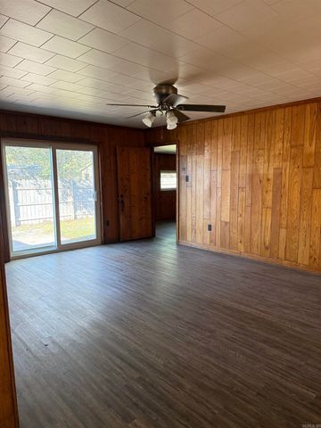 312 W 18th, Stuttgart, AR 72160