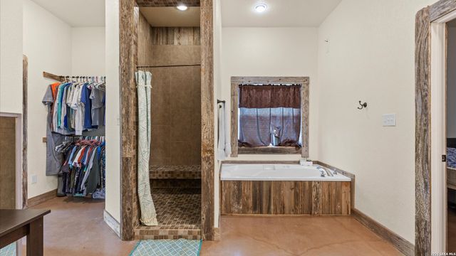 707 CREEK RD, Marion, TX 78124