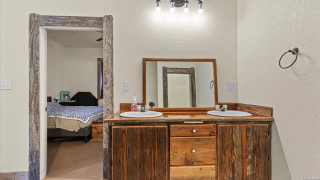 707 CREEK RD, Marion, TX 78124