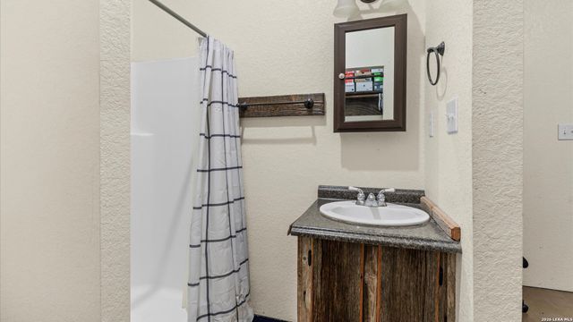 707 CREEK RD, Marion, TX 78124