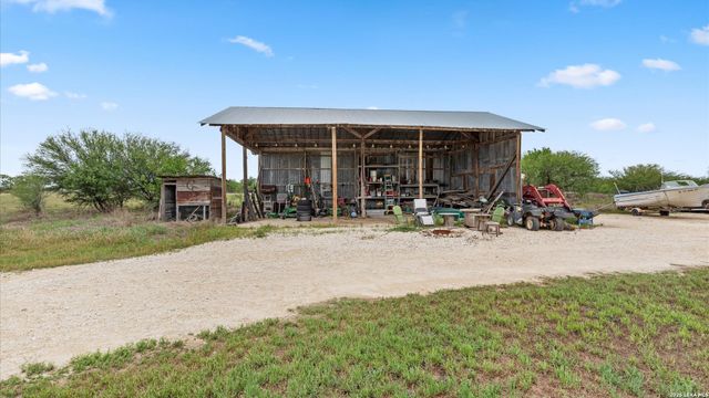 707 CREEK RD, Marion, TX 78124