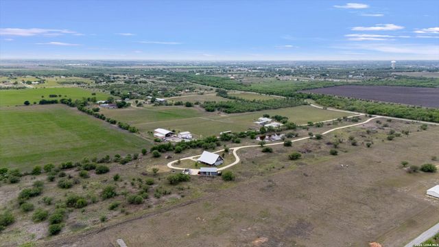 707 CREEK RD, Marion, TX 78124
