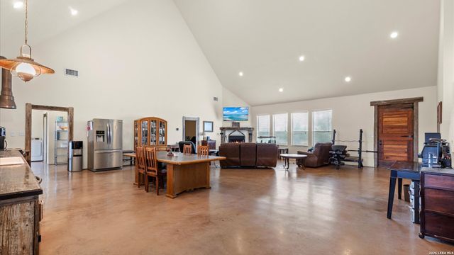707 CREEK RD, Marion, TX 78124