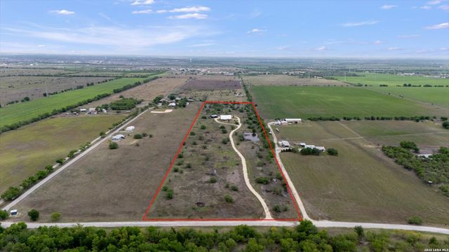 707 CREEK RD, Marion, TX 78124