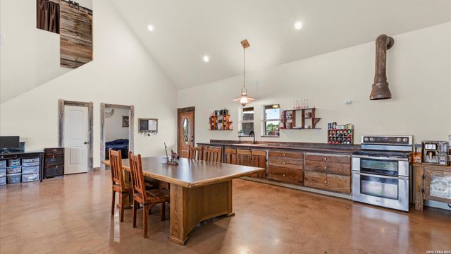 707 CREEK RD, Marion, TX 78124