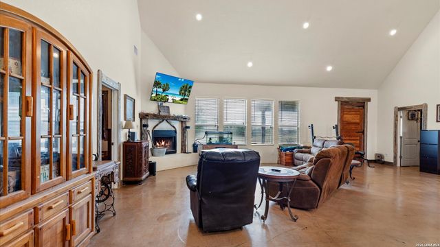 707 CREEK RD, Marion, TX 78124