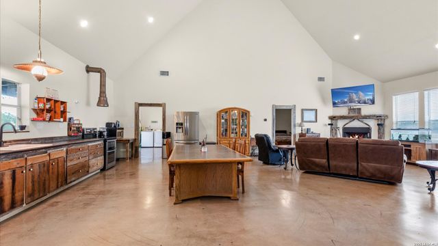 707 CREEK RD, Marion, TX 78124