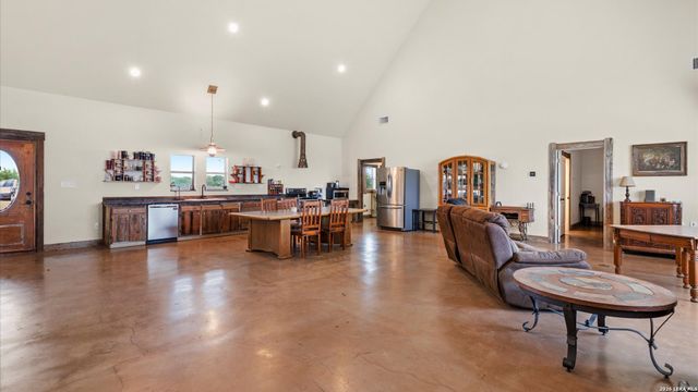 707 CREEK RD, Marion, TX 78124