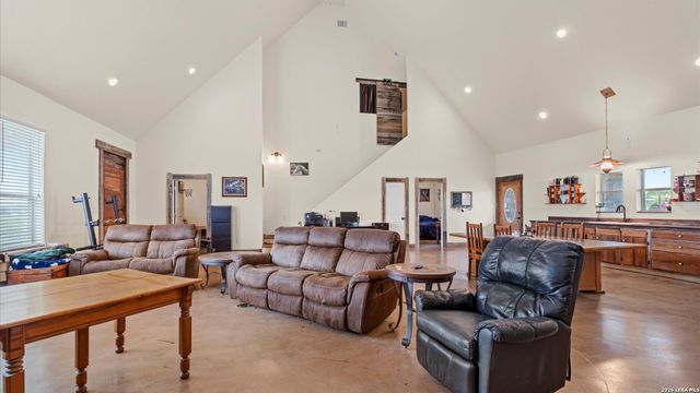 707 CREEK RD, Marion, TX 78124