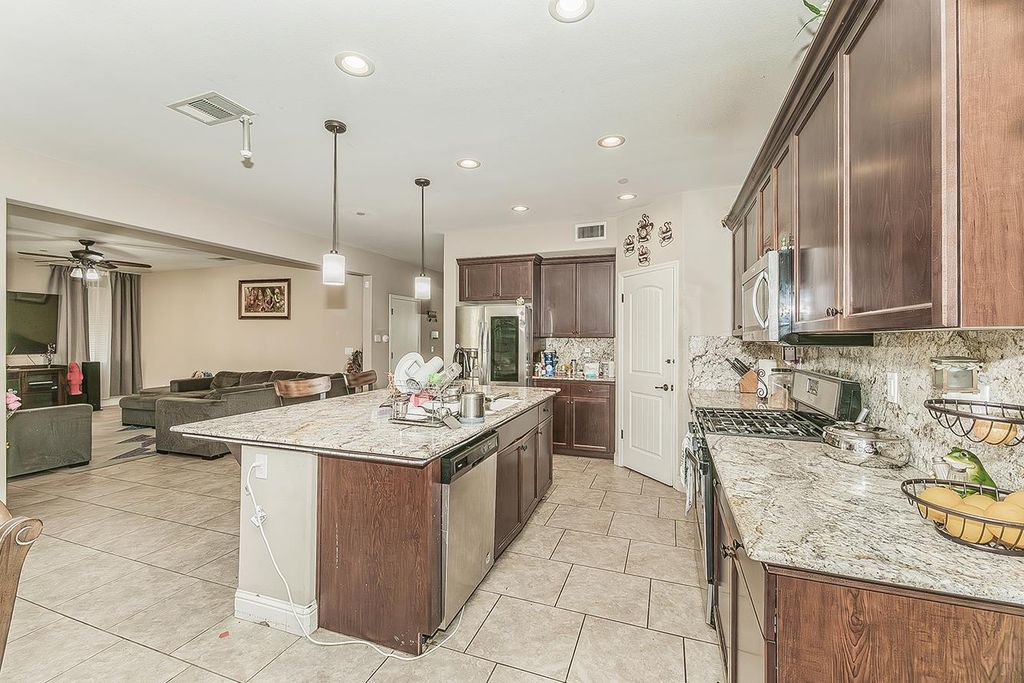 Image 10 of property listing at 6326 W Donner Avenue, Fresno, CA 93723