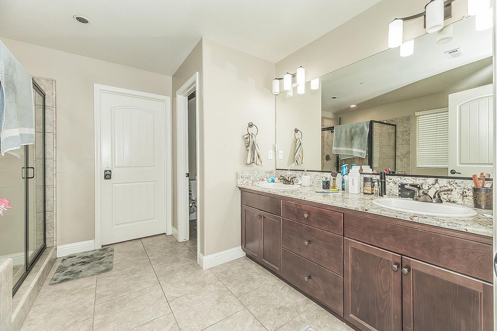 Image 19 of property listing at 6326 W Donner Avenue, Fresno, CA 93723