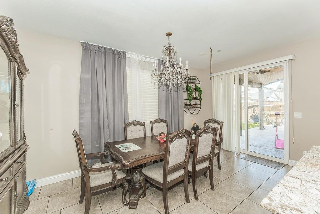 Image 8 of property listing at 6326 W Donner Avenue, Fresno, CA 93723