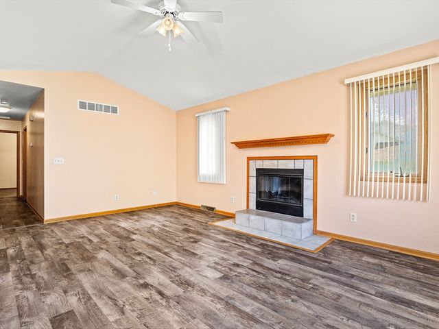 117 PEMBROKE Road SW, Poplar Grove, IL 61065