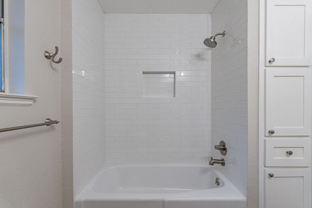 2105 Castle Oaks Drive, Arlington, TX 76012
