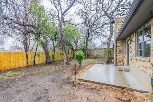 2105 Castle Oaks Drive, Arlington, TX 76012