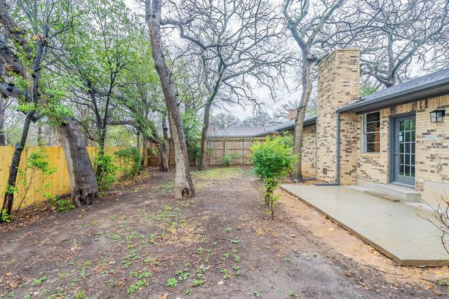 2105 Castle Oaks Drive, Arlington, TX 76012