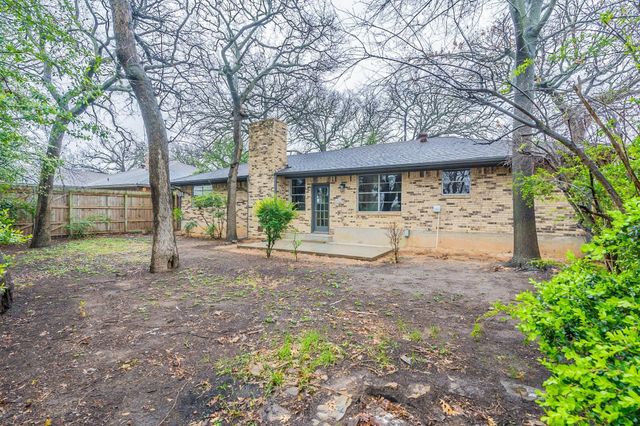2105 Castle Oaks Drive, Arlington, TX 76012