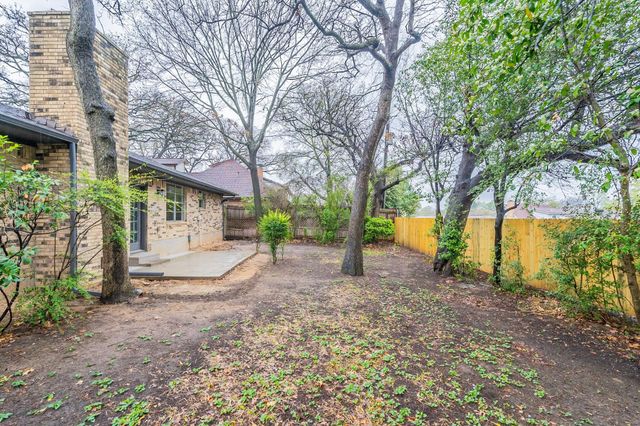 2105 Castle Oaks Drive, Arlington, TX 76012