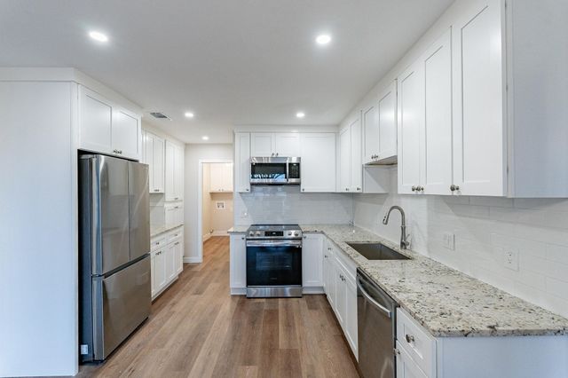 2105 Castle Oaks Drive, Arlington, TX 76012