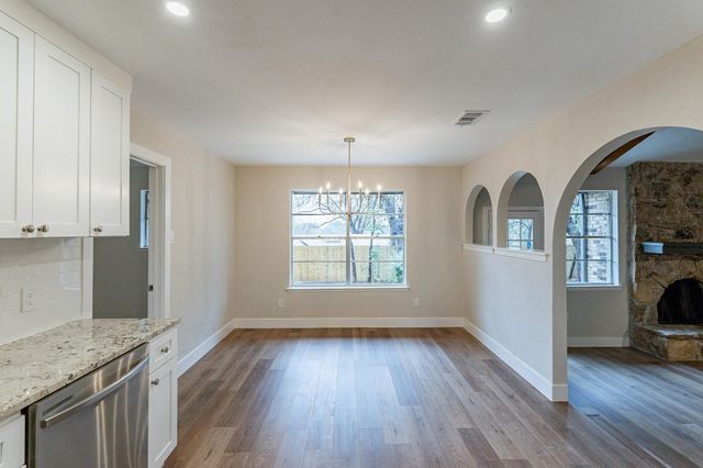 2105 Castle Oaks Drive, Arlington, TX 76012